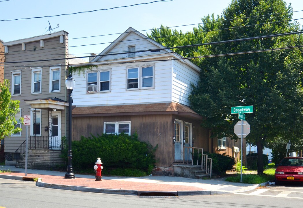 402 Broadway in Rensselaer, NY - Building Photo