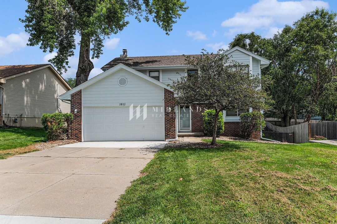 1611 S 168th Ave in Omaha, NE - Foto de edificio