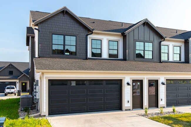 2011 Aikman Dr in Ames, IA - Foto de edificio - Building Photo