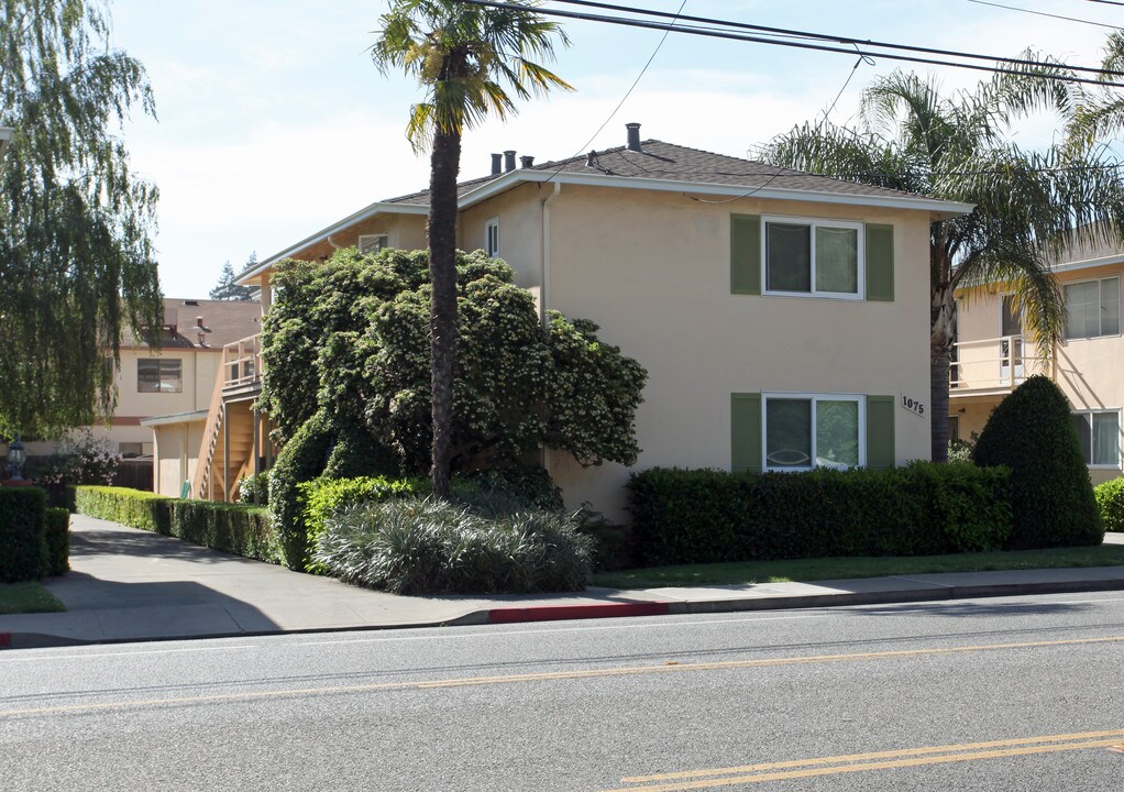 1075 Santa Cruz Ave in Menlo Park, CA - Foto de edificio