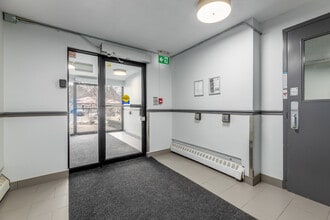 274-278 Cedar Avenue in Richmond Hill, ON - Building Photo - Interior Photo