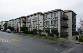 Eastmoor Apartments in Daly City, CA - Foto de edificio - Building Photo