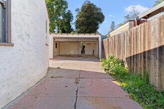 2081 Oakwood Dr in East Palo Alto, CA - Building Photo - Building Photo
