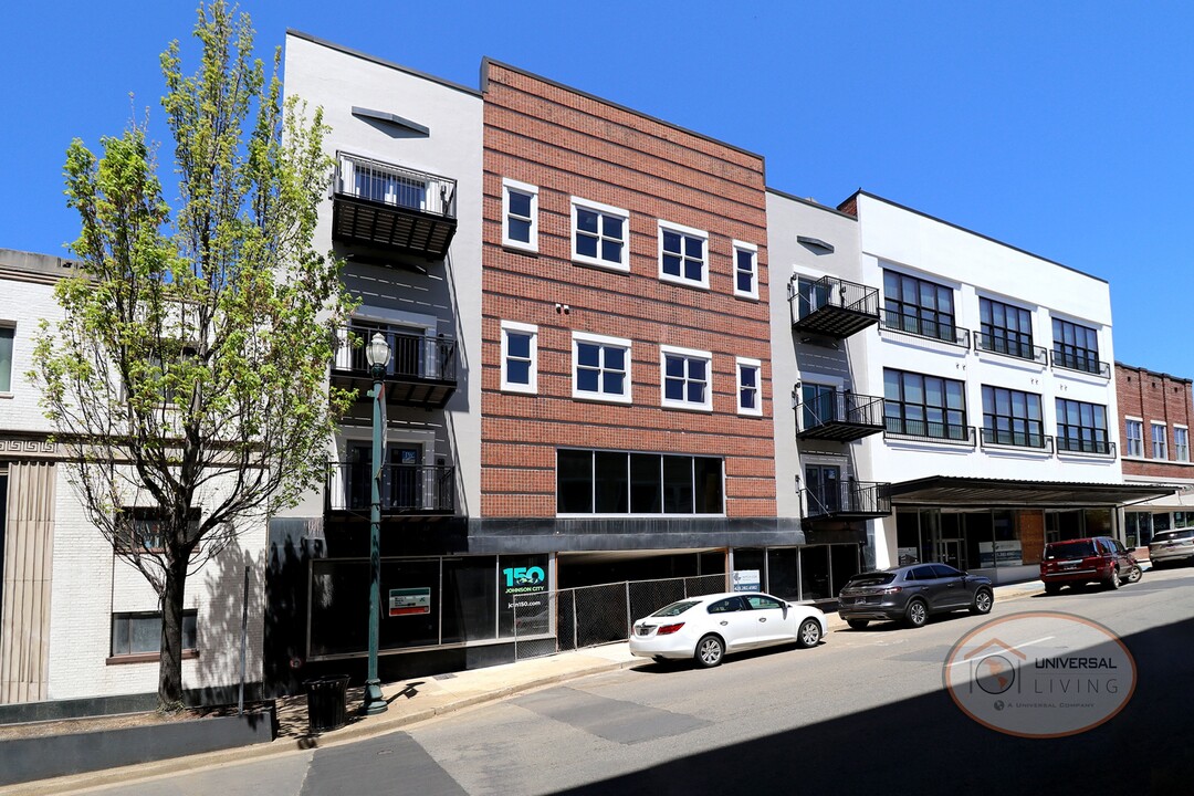 The Henry on Main in Johnson City, TN - Building Photo