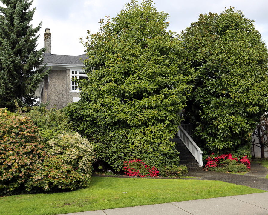 Southern comford apartments in Vancouver, BC - Building Photo