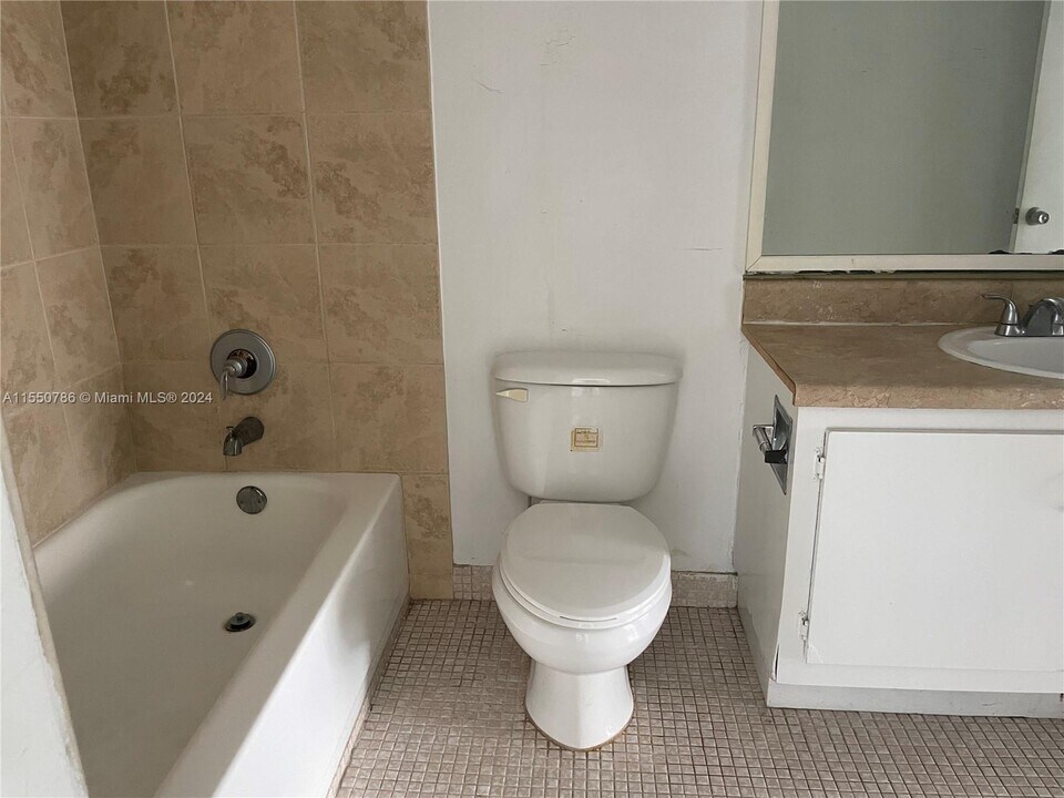 4174 Inverrary Dr, Unit 903 in Lauderhill, FL - Building Photo
