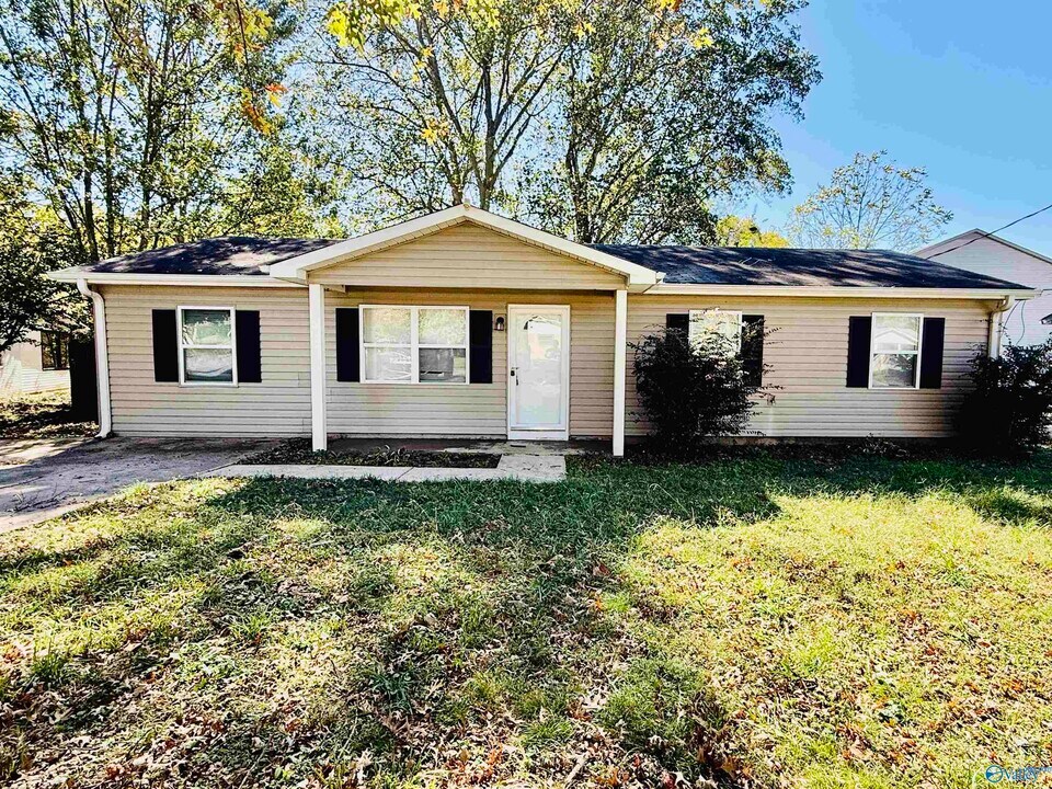 2432 Yorkshire Dr SW in Huntsville, AL - Building Photo