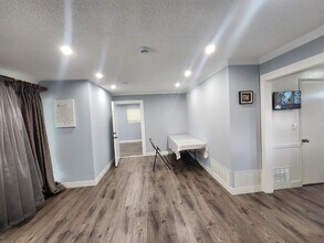 11665 Babbitt Ave in Granada Hills, CA - Foto de edificio - Building Photo