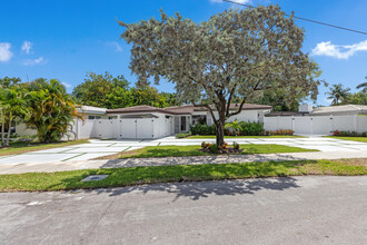 2556 Middle River Dr in Fort Lauderdale, FL - Foto de edificio - Building Photo