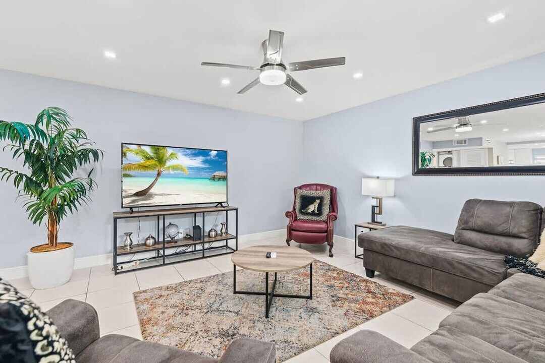 2424 NE 9th St in Fort Lauderdale, FL - Building Photo