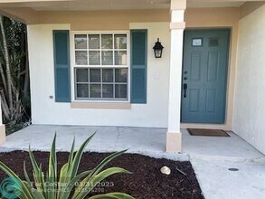 5897 N Plum Bay Pkwy in Tamarac, FL - Foto de edificio - Building Photo