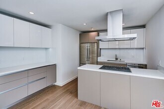 328 N Maple Dr in Beverly Hills, CA - Building Photo - Building Photo