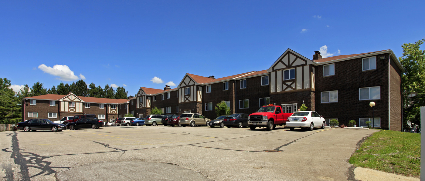 Eton Court in Beachwood, OH - Building Photo