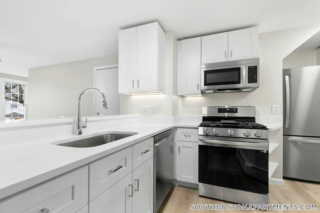 324 W 3rd St in Boston, MA - Building Photo