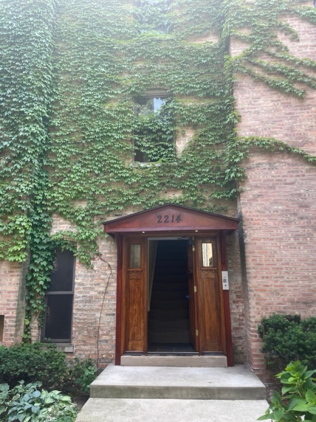 property at 2214 N Sedgwick St