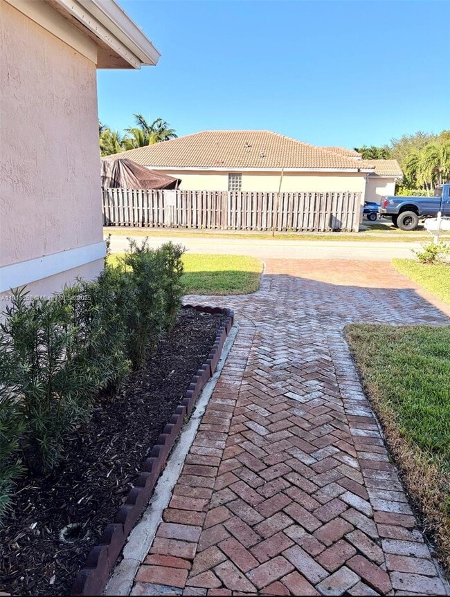 19641 NW 77th Ct in Hialeah, FL - Building Photo - Building Photo