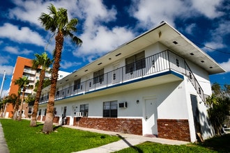 Villa L'Homme Apartments in Dania Beach, FL - Building Photo - Other