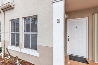 9193 Fontainebleau Blvd in Miami, FL - Building Photo - Building Photo