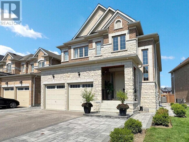 299 Mickleburgh Dr in Newmarket, ON - Building Photo - Building Photo