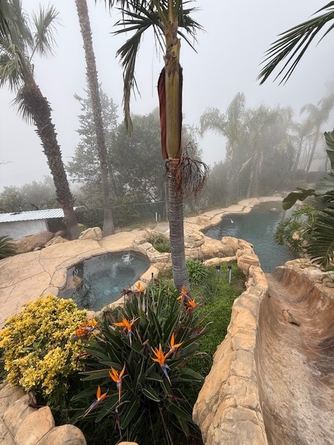 24690 W Saddle Peak Rd in Malibu, CA - Foto de edificio - Building Photo