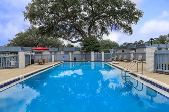 Rolling Hills Apartments in Tallahassee, FL - Foto de edificio - Building Photo