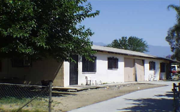 16158 Ceres in Fontana, CA - Foto de edificio