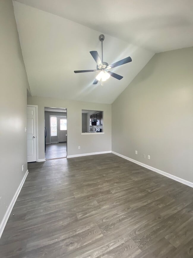 708 Carbondale Dr in Oak Grove, KY - Building Photo - Building Photo