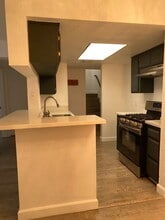 Swan Court Apartments in North Hollywood, CA - Building Photo - Building Photo