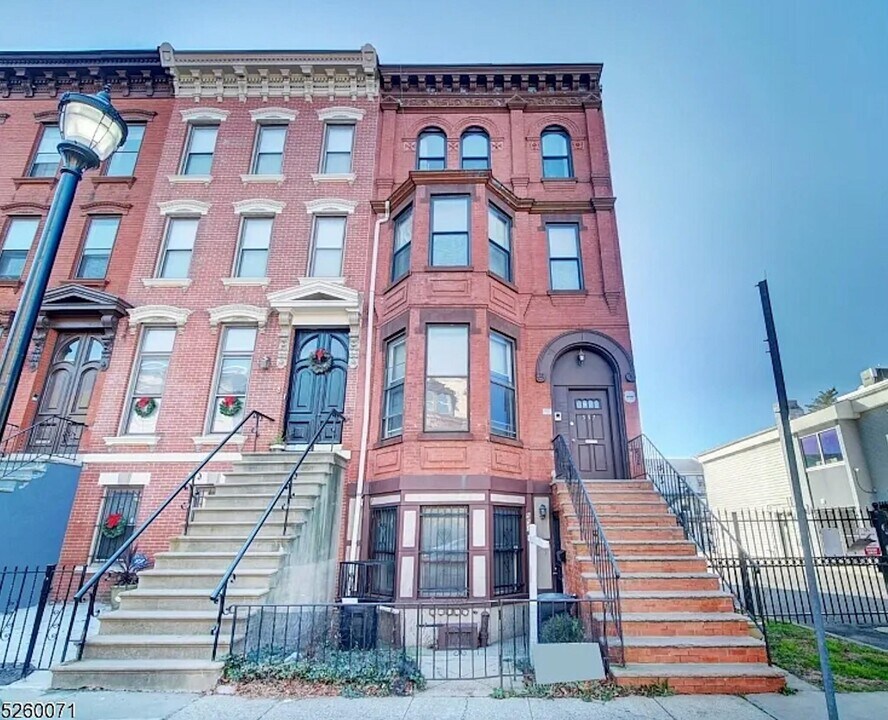 557 Bramhall Ave in Jersey City, NJ - Building Photo