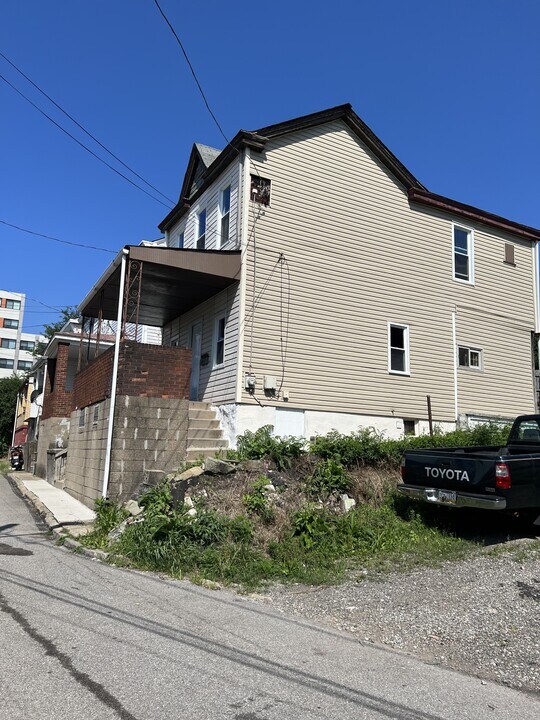 831 Carnival Wy in Pittsburgh, PA - Building Photo