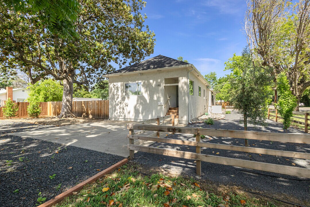 1702 Laburnum Ave in Chico, CA - Foto de edificio