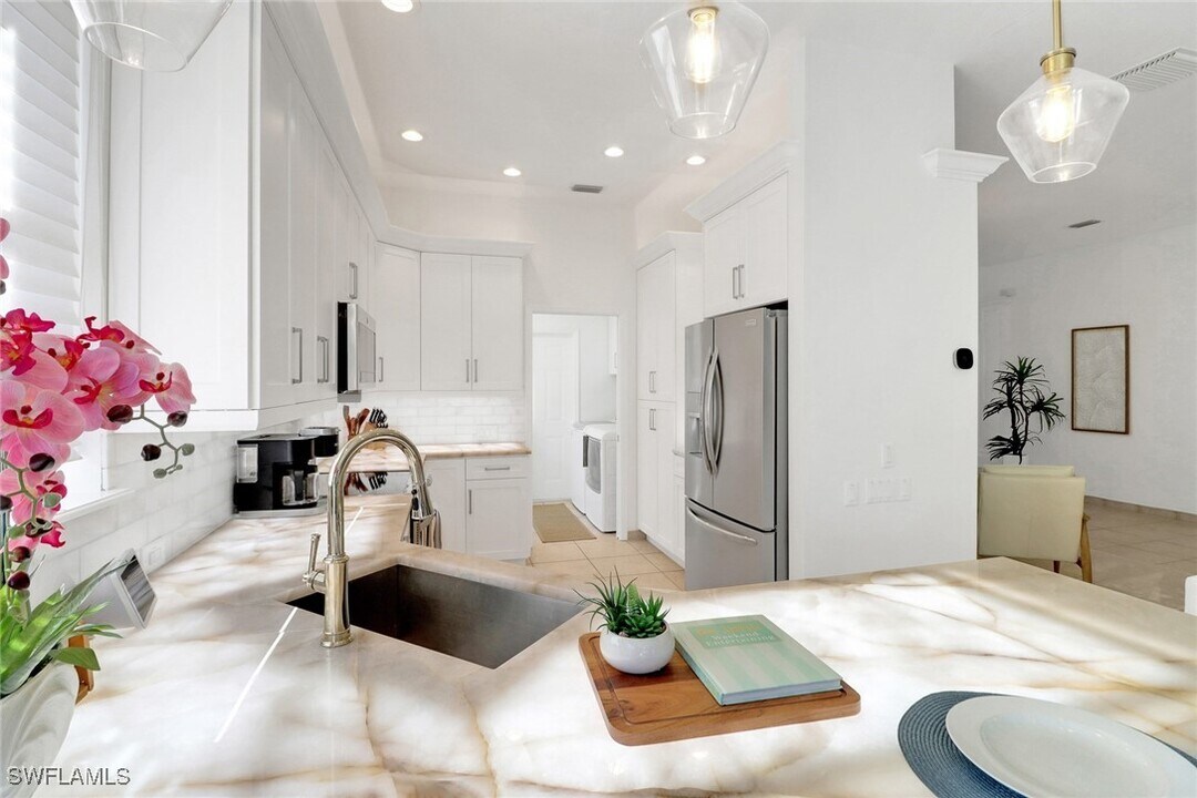 9085 Troon Lakes Dr in Naples, FL - Building Photo