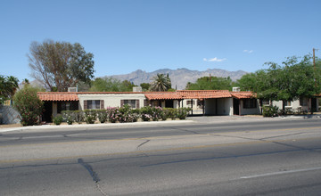 2601-2615 E Fort Lowell Rd in Tucson, AZ - Foto de edificio - Building Photo