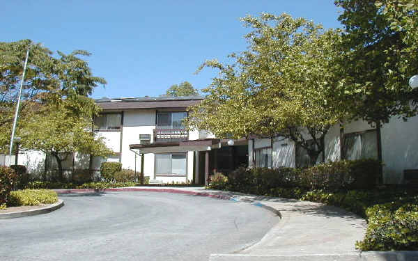 Plum Tree West Apartments in Gilroy, CA - Building Photo - Building Photo