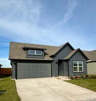 1721 James St in New Braunfels, TX - Building Photo