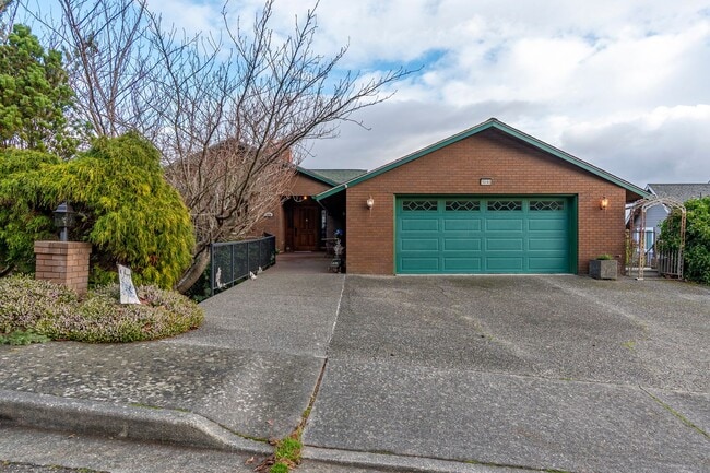 1090 SW Fleet St in Oak Harbor, WA - Building Photo - Building Photo