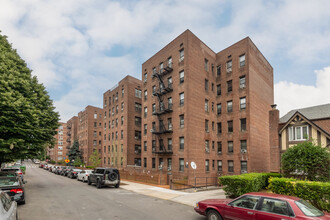 6615 Wetherole St in Flushing, NY - Foto de edificio - Building Photo