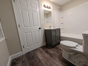 702 S Roche St in Knoxville, IA - Building Photo - Building Photo