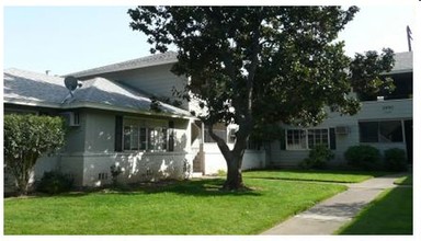 Village Commons in Sacramento, CA - Foto de edificio - Building Photo