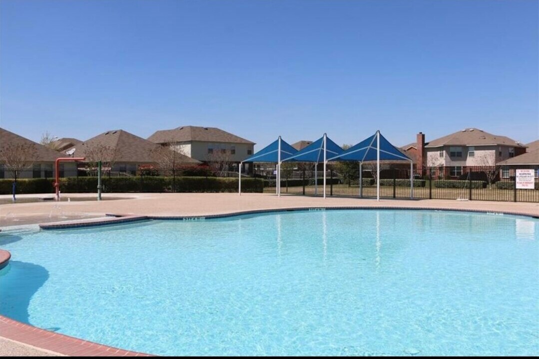 8913 Quarry Ridge Trail in Fort Worth, TX - Foto de edificio