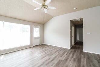 10662 Flamewood Dr in Fort Worth, TX - Building Photo - Building Photo