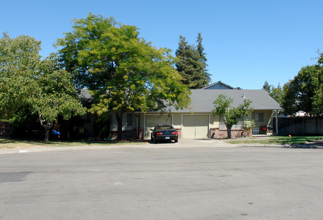 1542 Hilliard Ct in Santa Rosa, CA - Foto de edificio - Building Photo