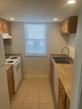 5104 W Esplanade Ave in Metairie, LA - Foto de edificio - Building Photo