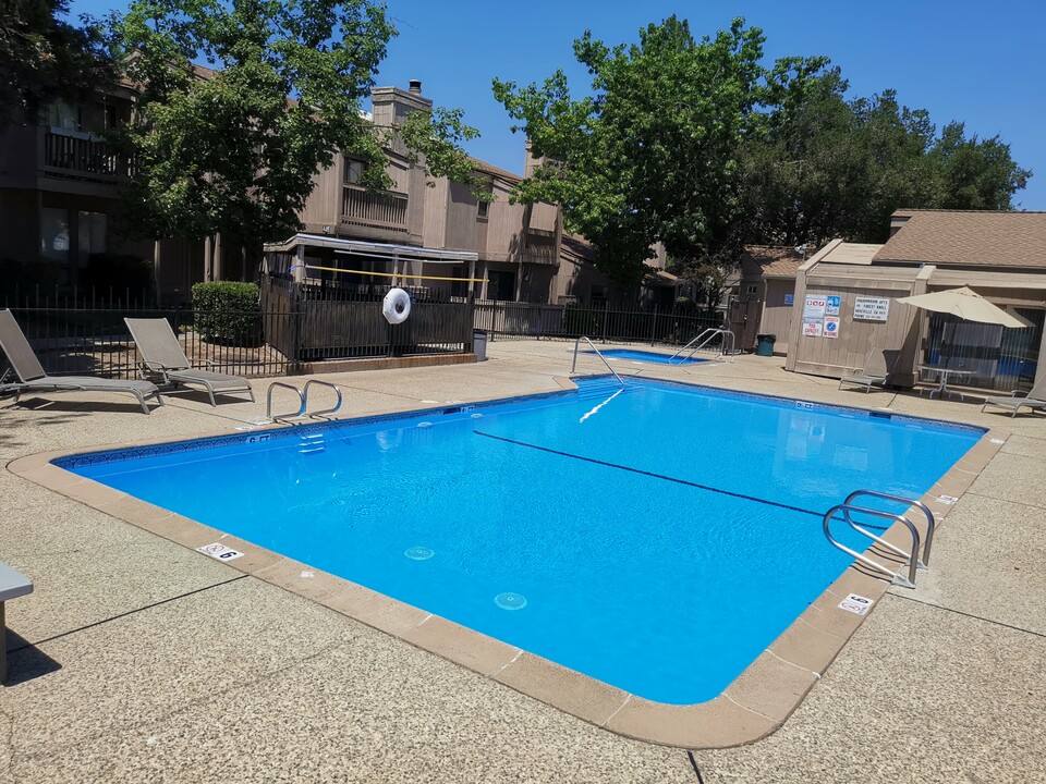 Shadowbrook Apartments in Roseville, CA - Building Photo