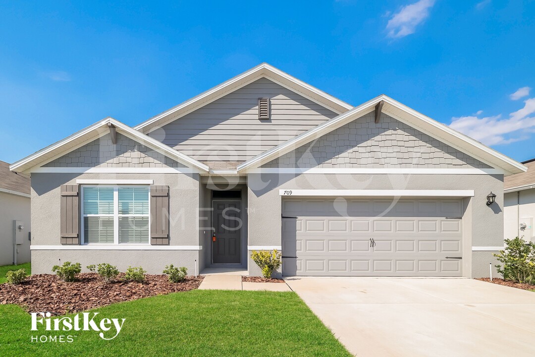 709 Kindred Ln in Auburndale, FL - Foto de edificio