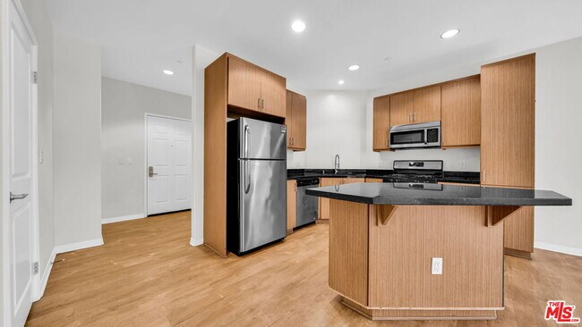 1408 W Washington Blvd in Los Angeles, CA - Building Photo - Building Photo