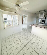 135 178th Ave W, Unit Upper in Redington Shores, FL - Foto de edificio - Building Photo