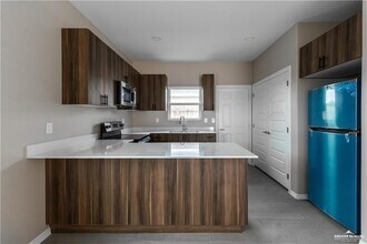 10 W Kenwood St in Edinburg, TX - Building Photo - Building Photo