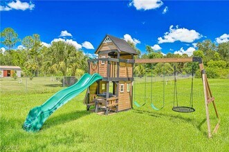 233 37th Ave NW in Naples, FL - Foto de edificio - Building Photo