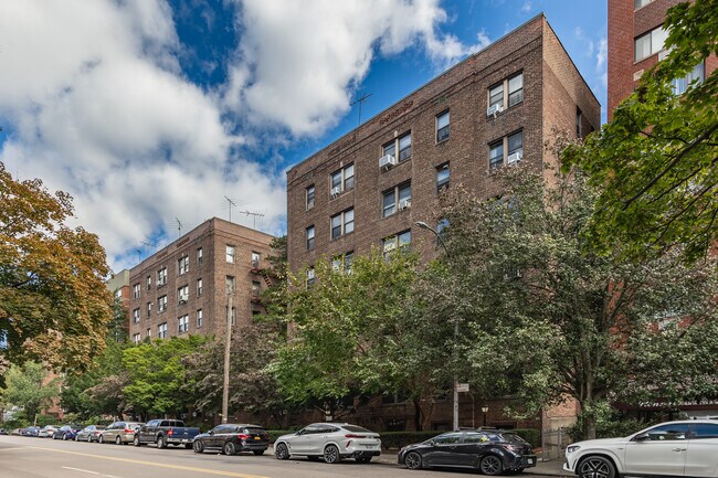 99-34 67th Rd in Forest Hills, NY - Foto de edificio - Building Photo